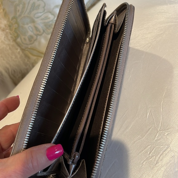 Metallic lavender Gucci large full zip wallet. - Picture 14 of 14